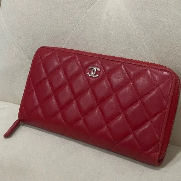 Chanel Red Quilted Lambskin Large Zippy wallet - Picture 3 of 8